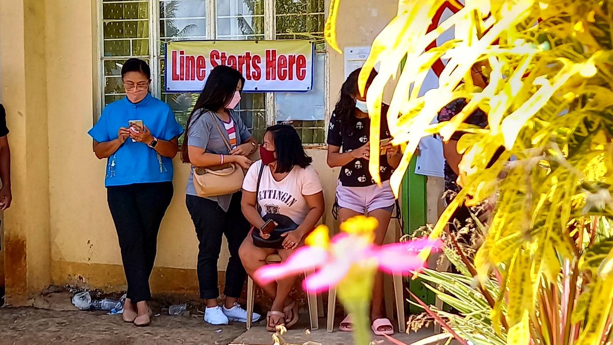 inquirerdotnet's tweet photo. LOOK: Vice President Leni Robredo lines up and patiently waits for her turn to vote at the Carangcang Elementary School in Magarao town in Camarines Sur at 10:40 a.m. on Monday,  nearly an hour since she arrived at her voting precinct at 9:55 a.m. | 📷MICHAEL JAUCIAN/PDI https://t.co/76LRFYOSdj