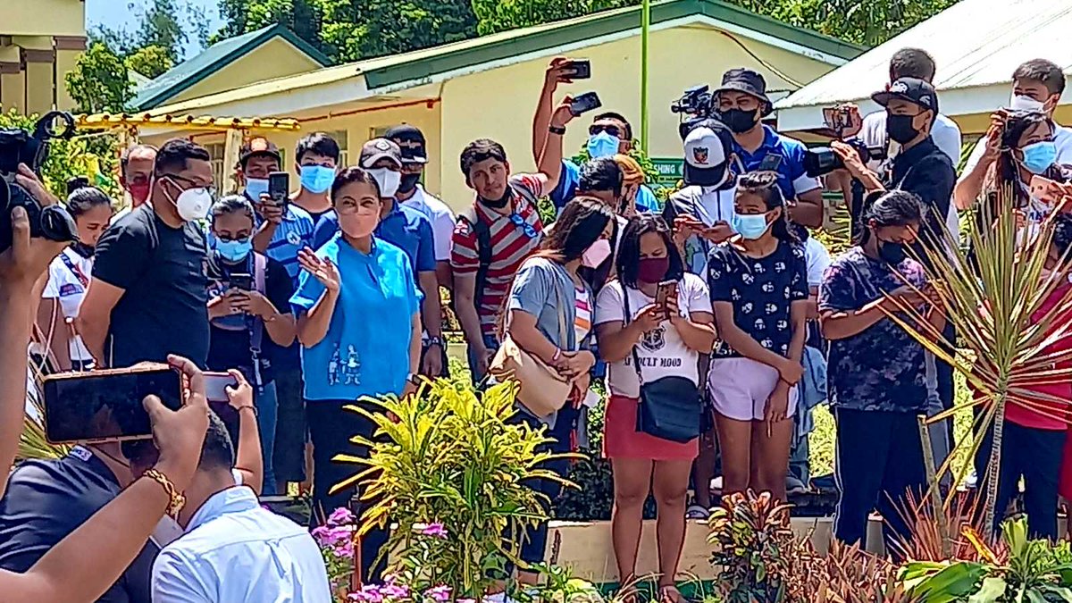 inquirerdotnet's tweet photo. LOOK: Vice President Leni Robredo lines up and patiently waits for her turn to vote at the Carangcang Elementary School in Magarao town in Camarines Sur at 10:40 a.m. on Monday,  nearly an hour since she arrived at her voting precinct at 9:55 a.m. | 📷MICHAEL JAUCIAN/PDI https://t.co/76LRFYOSdj