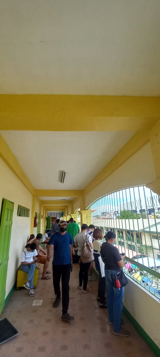 bradtrebor's tweet photo. .pilang malala... 🤣🤣🤣

.sa unang palapag ang cluster precint ko, pero di kami sa 3rd floor, ganon kahaba... 🤣🤣🤣

#Pollwatch2022 
#BobotoPeroDiBOBOTo https://t.co/N5gM65rm5i