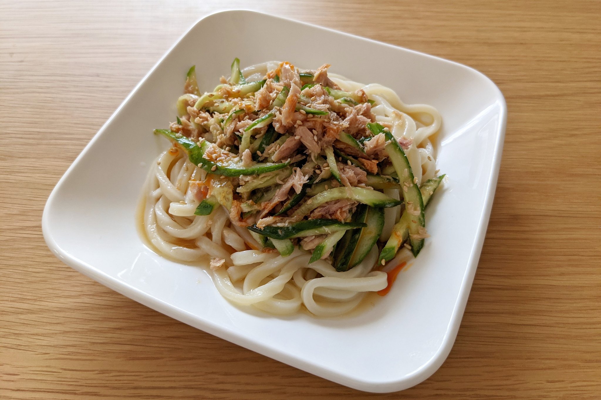 ハマごはん お手軽レシピ ごま油香る ツナときゅうりの冷やしうどん うどんを袋の表記通りに加熱して冷水で冷やして水気を切る きゅうり ツナ めんつゆ ごま油 だしの素を混ぜてうどんにかける 白ごま ラー油をかけて完成 T Co ハマごはん お手軽レシピ ごま油香る ツナときゅうりの冷やしうどん うどんを袋の表記通りに加熱して冷水で冷やして水気を切る きゅうり ツナ めんつゆ ごま油 だしの素を混ぜてうどんにかける 白ごま ラー油をかけて完成 T Co