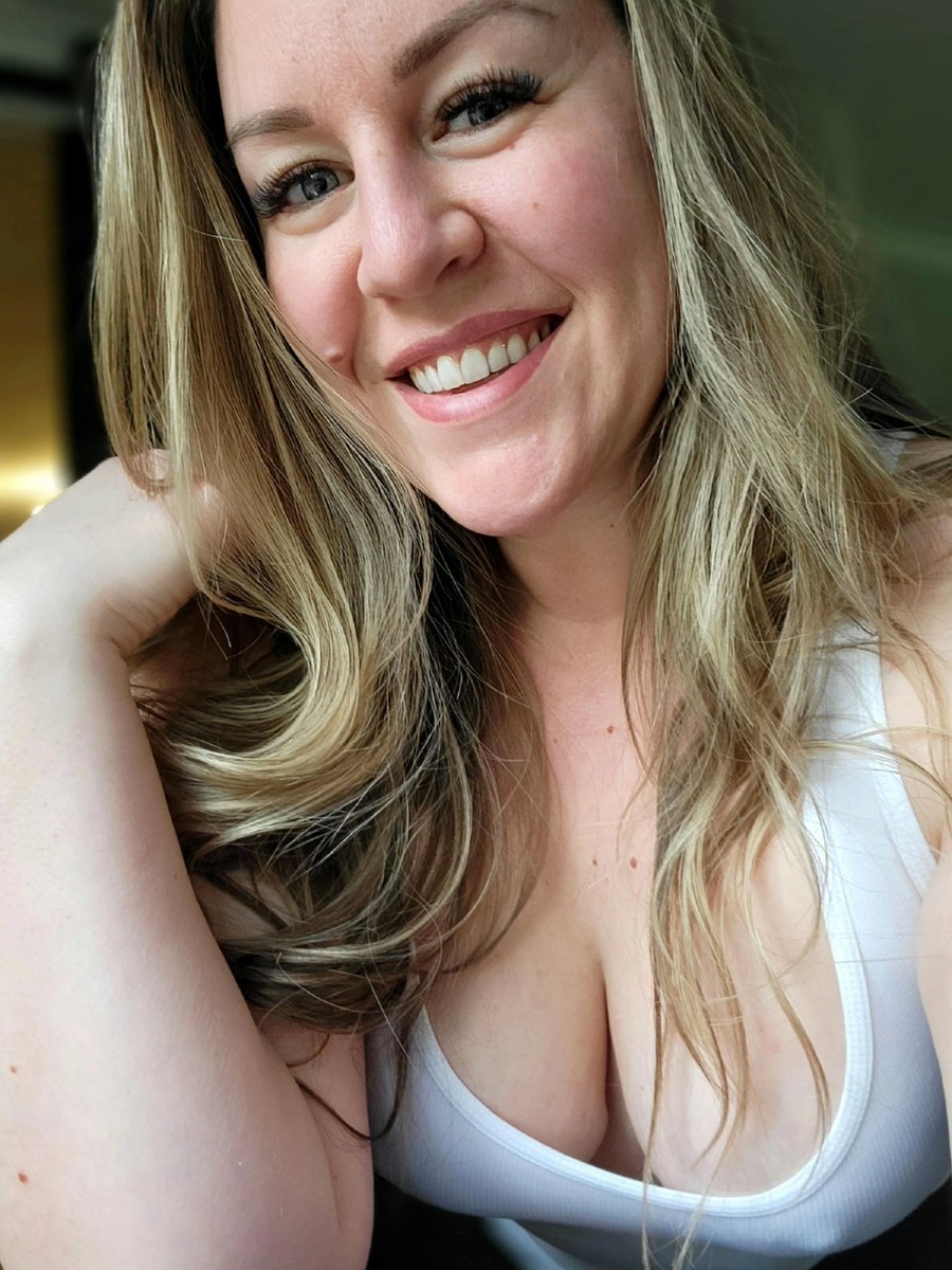 momsnextdoorx's tweet photo. I'm just too lazy to put on a bra https://t.co/FwcGZfHPy8