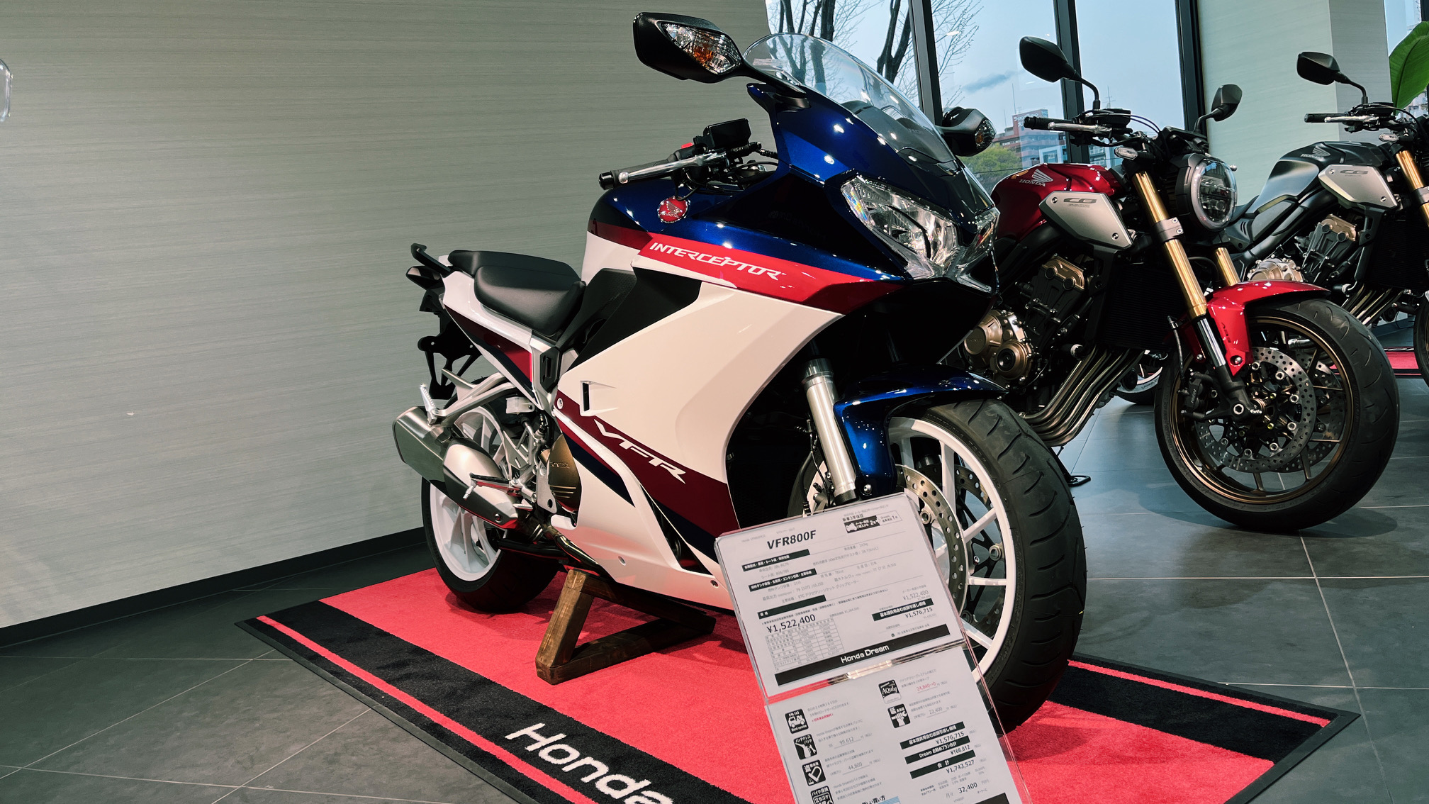 Honda Dream 仙台六丁の目 以前もお伝えしましたが Vfr800f の 生産終了 が ホンダ より正式発表されました 86発売の Rc42 から36年に渡る歴史に幕を閉じることとなりました 私共のでは インターセプターカラー のみ在庫がございます 新車で