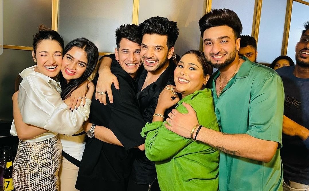 Kya full family vibe hai 
Bada bhai- Chota bhai 
Jethani- Devrani 
Choti bhen - jija g 
#familyvibes #TejasswiPrakash #KaranKundrra #PrinceNarula #Yuvikachaudhary #AfsanaKhan #Saajz #TejRan #Privika