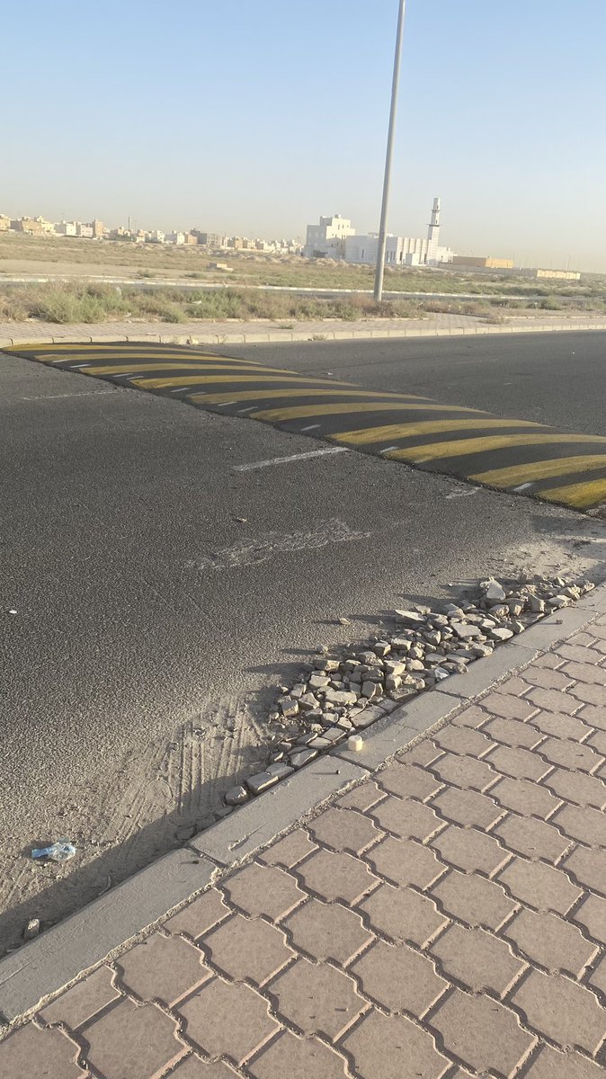 تم التفاعل معنا وقامت وزارة الاشغال بصبغ المطبات الجديدة ونتمنى منهم الاهتمام بهذا الموضوع ونرجو منهم التنسيق مع المرور لافتتاح الالتفافات في الشوارع خاصةً في قطاعي E+D في #مدينه_صباح_الاحمد التي ستقضي على مخالفات عكس السير المنتشرة بشكل بشع <a href="/traffic_kwt/">الإدارة العامة للمرور</a>  <a href="/mpw_kw/">وزارة الأشغال العامة</a>