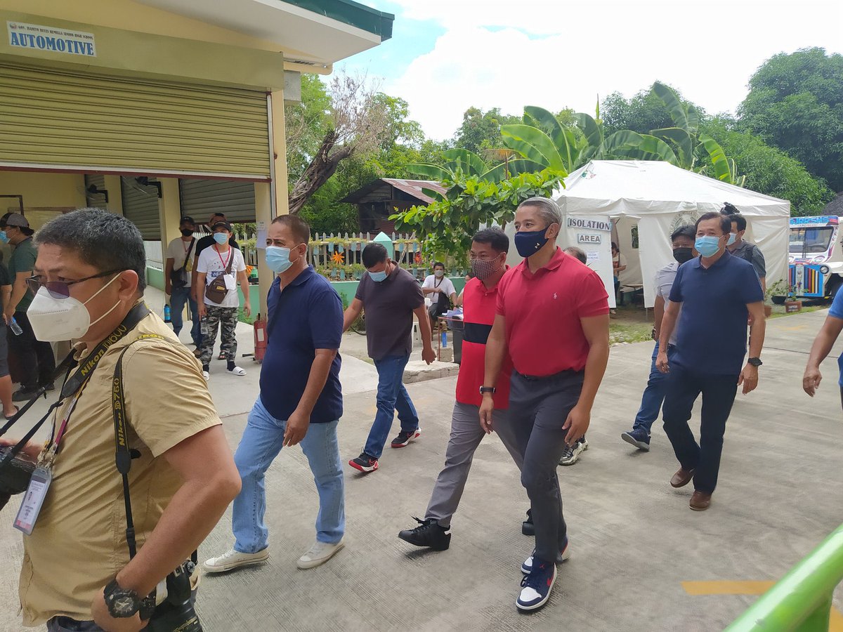 gelotintin's tweet photo. LOOK: Reelectionist and incumbent Cavite Governor Jonvic Remulla arrives at Toclong Elementary School, Imus, Cavite to cast his vote.

📷: @rikapasaba | @INQVolunteers #INQVolunteer #VotePH https://t.co/HclgwDc5p4