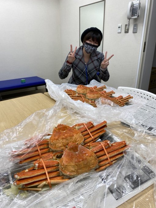 ちなみにこれはポスター撮影で使われた蟹と私です。
(この後この蟹はスタッフの皆さんが美味しく食べたに違いない。) 