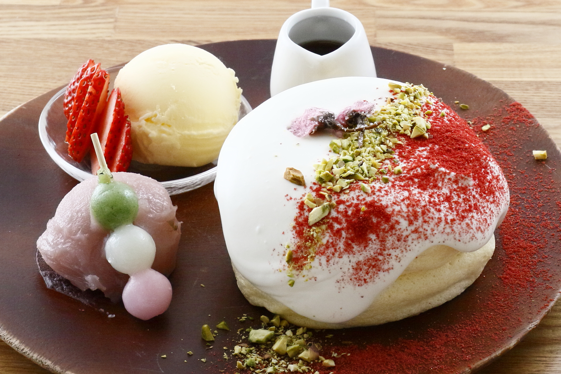 北海道じゃらん 公式 期間限定スイーツ 桜のパンケーキ 1400円 提供期間 5 ふらふらのパンケーキにはミルクソースがたっぷり バニラアイスやイチゴ 桜あん 三色ダンゴを添えてお花見気分もup Mush Cafe 旭川市緑町23丁目2174の22