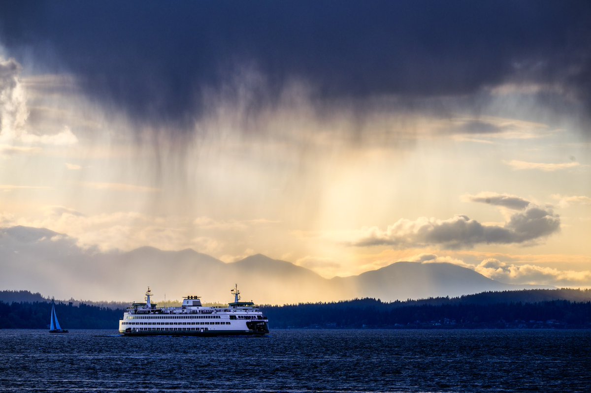 timdurkan's tweet photo. Tonight from Seattleโฆ Little sunny over here, little rainy over there. Springtime! https://t.co/8Kmyl7sFKr