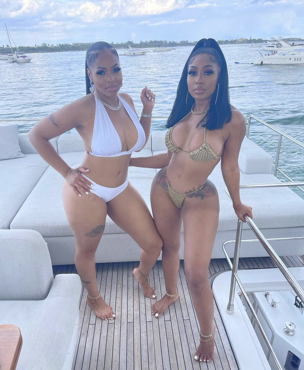 2Cool2BlogTV's tweet photo. Yung Miami share pictures with her mother on a yacht on Mothers Day https://t.co/BOfKeg0DEE