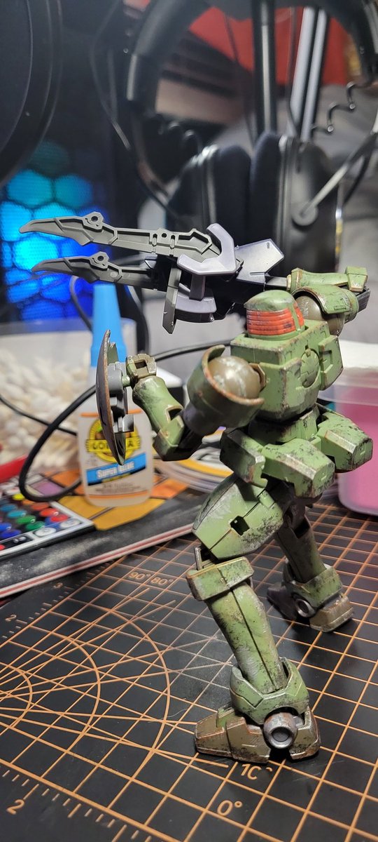GunplaGuy188's tweet photo. Hand installment done so here's a test shoot before I hit it with flat black primer and try my hand at hand painting the blades and weathering. Also I magnetized the shield. #Gunpla #CustomLeo #GundamKitbash #Kitbashweapon https://t.co/KBlfDeJimC