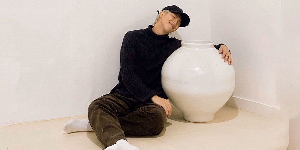 Fanseeu_Trace's tweet photo. This photo of RM hugging a moon jar made by ceramic artist Kwon Dae-sup went viral in 2019. #권대섭 #RM #Moonjar #RM #rmartcollection #btstour #김남준 #BTS #btsmap #BTSPROOF https://t.co/eel0cSKBPo