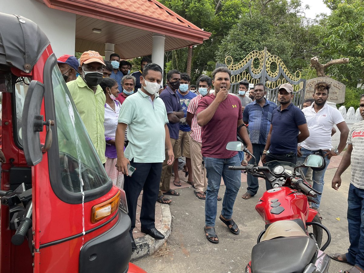 LihiniFernando's tweet photo. The Mayor of Moratuwa takes Eight Bus loads of Municipal Council Staff for a rally outside Temple Trees to prevent the resignation of @PresRajapaksa. Use of State Staff for political propaganda is an offense. They may apply for leave,but who approved leave for 8 bus loads of ppl? https://t.co/7BLoOOVhWL
