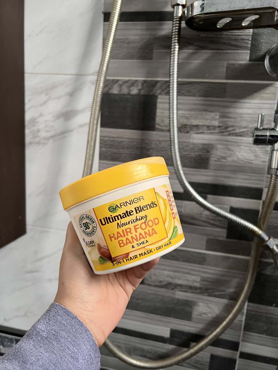 NabellaAnuar's tweet photo. OK ATTENTION EVERYONE! Inilah hair mask yg I pakai berbekas bekas. Ini baru nak try yg banana! My ultimate favourite yg PAPAYA!

Best sbb dia boleh pakai after shampoo as conditioner or you boleh pakai ni before you blow your hair. Rambut jadi shiny and lembut!!! I suka gila. https://t.co/zlI6QjPviZ