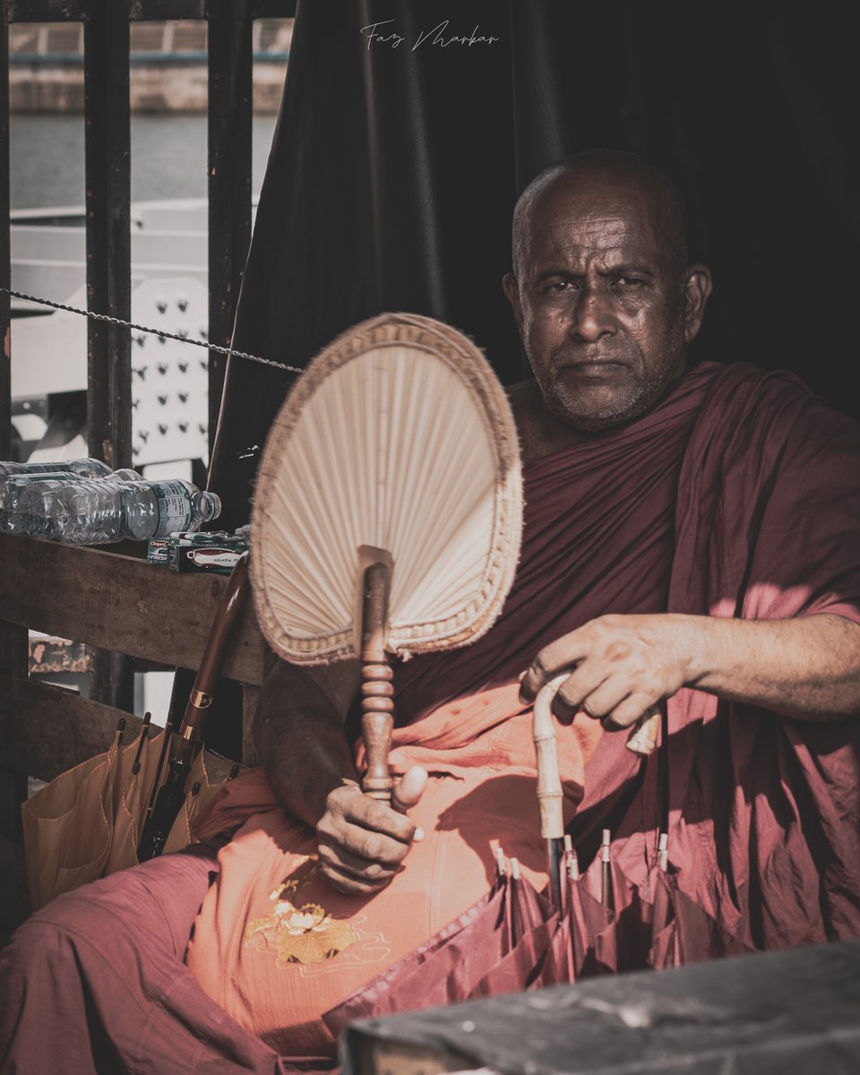 MotleyFuru's tweet photo. RT @FazMarkar: අඳුරෙන් ආලෝකයට?

#gotagohome2022 #gotagogama #occupycolombo #monk #streetphotography #streetart #photography #light #sonyalpha #cmb #srilanka https://t.co/DxOTtLA4NO