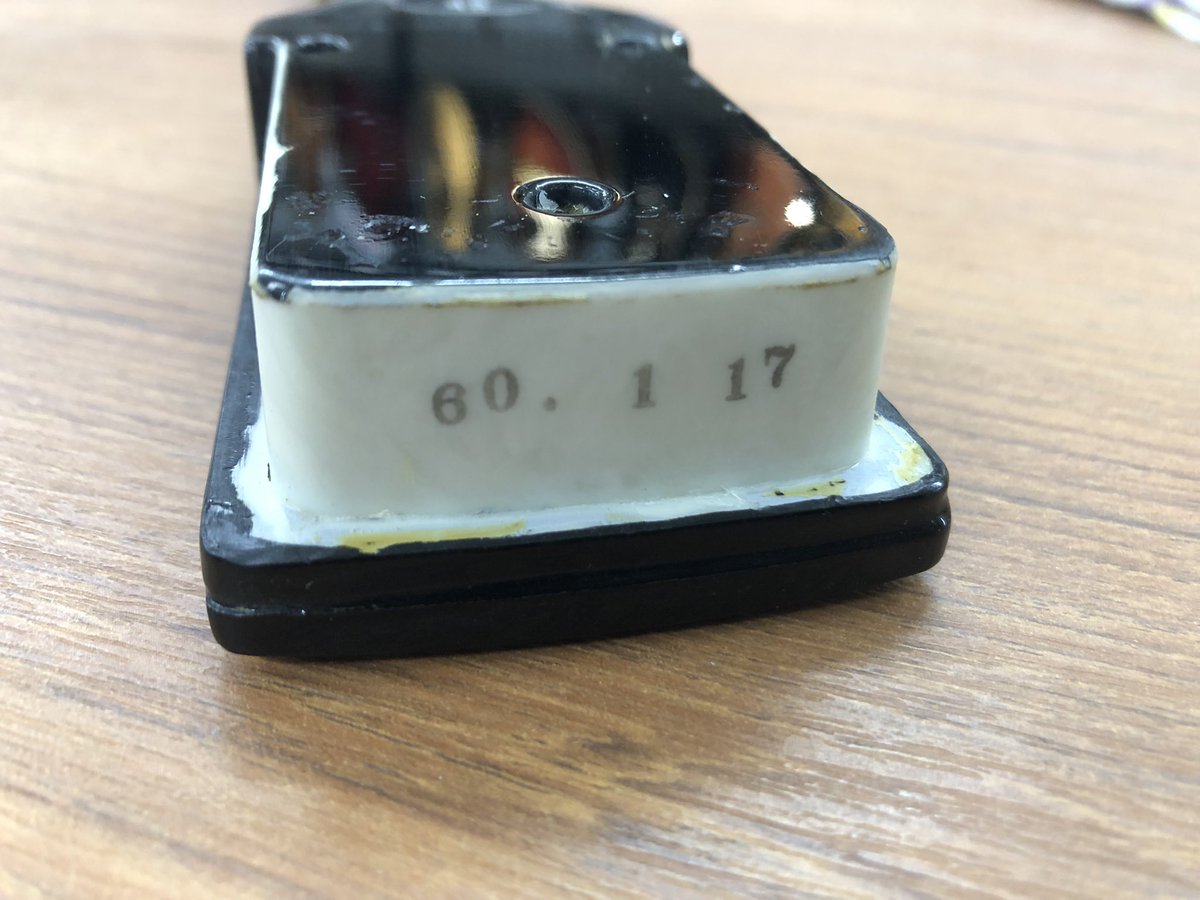 Hardoff1stSt's tweet photo. ご興味あるか分かりませんが、80年代日本の楽器メーカーがイケイケだった時代のグラスファイバー製のエレキギター(°▽°) 開けると不思議な感じです♪  
音はサスティーン短めの個性的なサウンド！日本のエレキにも歴史有りですね！

#tokai #m552 #mostadvancedtechnologyseries #Hardoff1stSt https://t.co/JcR8F44fOT
