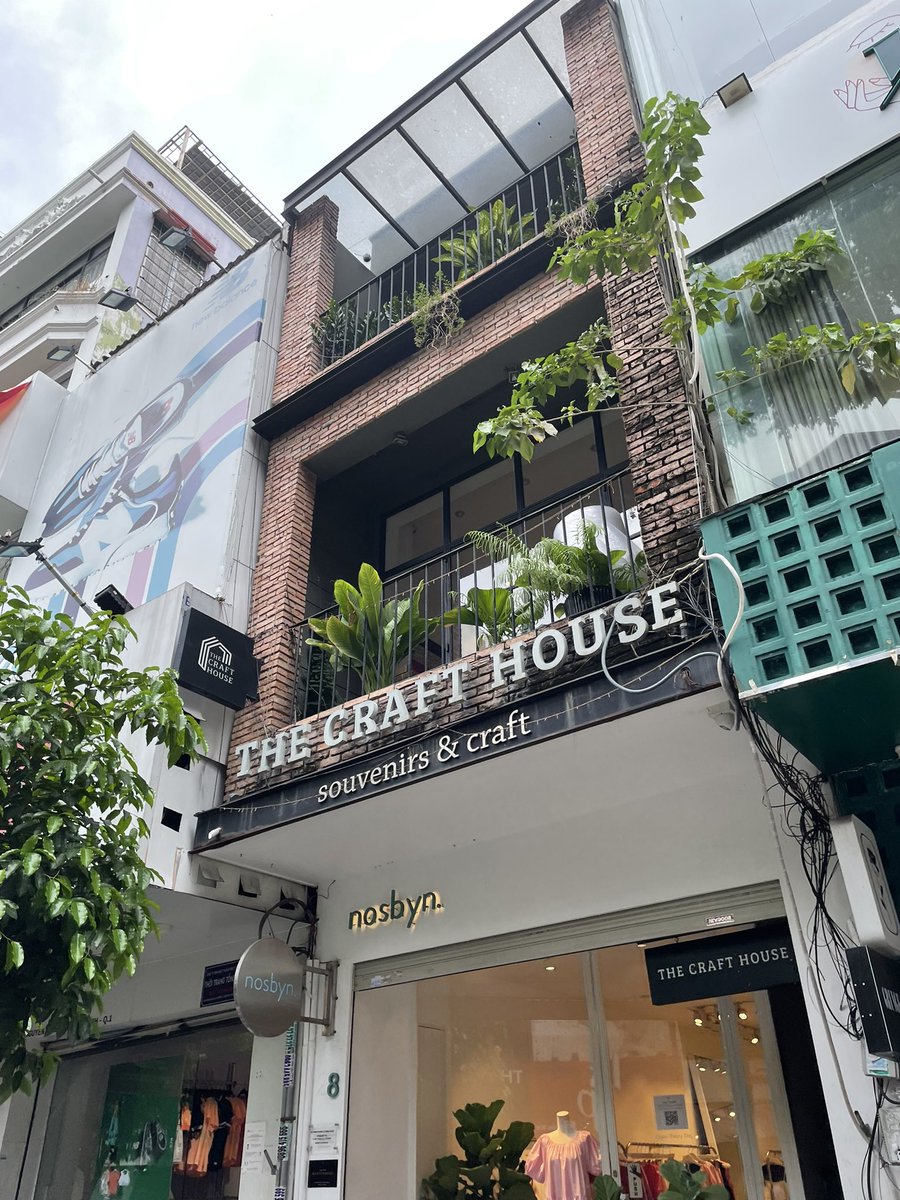 bungaraya_jp's tweet photo. ベトナム雑貨巡りの旅🇻🇳
海外にいるうちに色々な雑貨屋さんを巡って勉強中です。
ベトナムも素敵な雰囲気の雑貨屋さんがありますね✨

#ベトナム　#Vietnam 
#thecrafthouse 
#雑貨 #輸入雑貨 #雑貨屋巡り https://t.co/1VT8A3gRNr