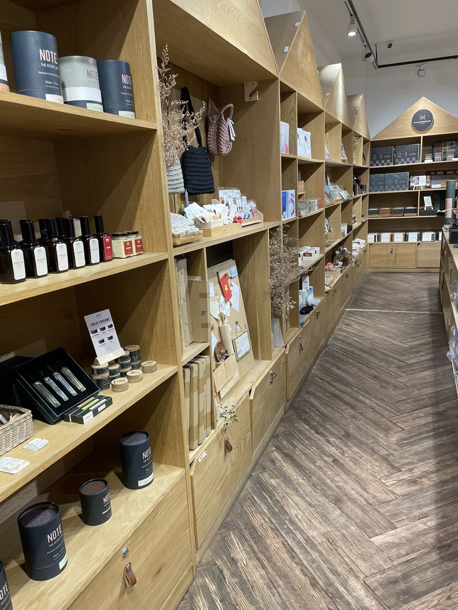 bungaraya_jp's tweet photo. ベトナム雑貨巡りの旅🇻🇳
海外にいるうちに色々な雑貨屋さんを巡って勉強中です。
ベトナムも素敵な雰囲気の雑貨屋さんがありますね✨

#ベトナム　#Vietnam 
#thecrafthouse 
#雑貨 #輸入雑貨 #雑貨屋巡り https://t.co/1VT8A3gRNr