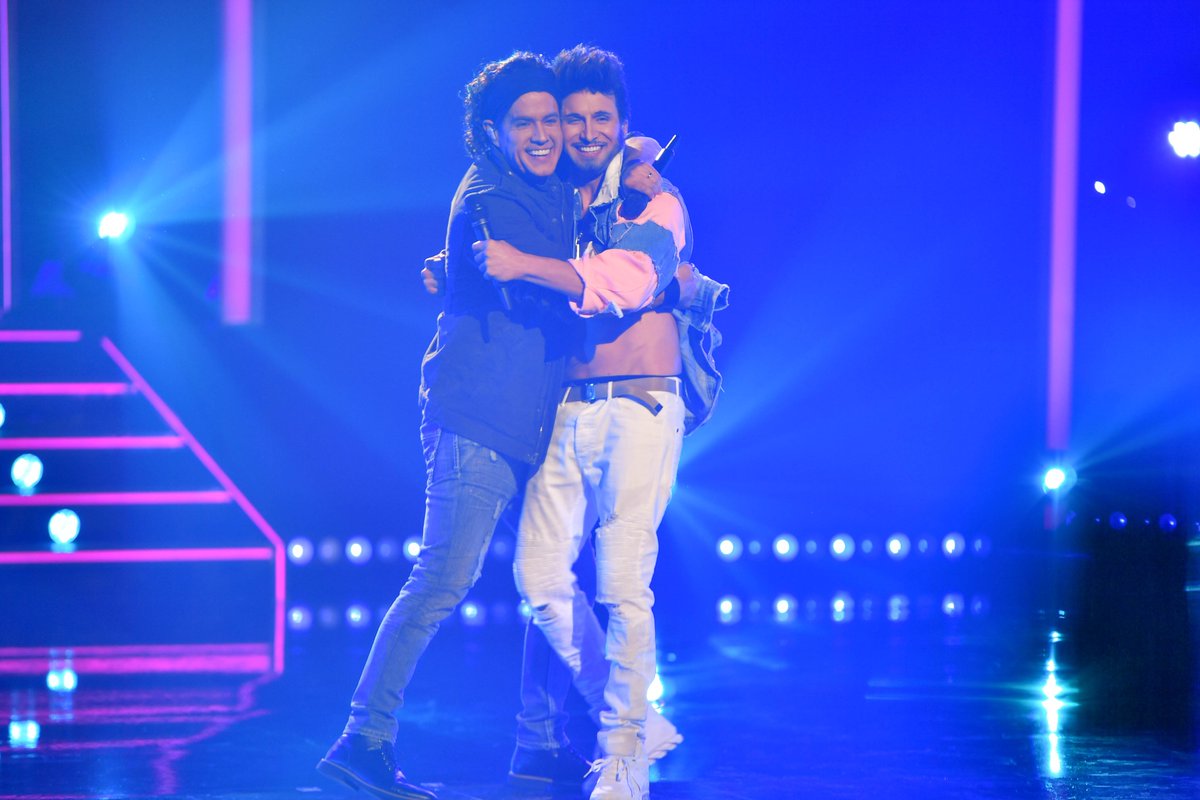 La hermandad fuera y dentro del escenario se nota con <a href="/MannyCruzRD/">Manny Cruz</a> y <a href="/christiandmusic/">Christian Daniel</a>, que se despiden de #TuCaraMeSuenaMXUS dándolo todo en su performance como #CarlosVives y #SebastiánYatra 🎤💖🎶