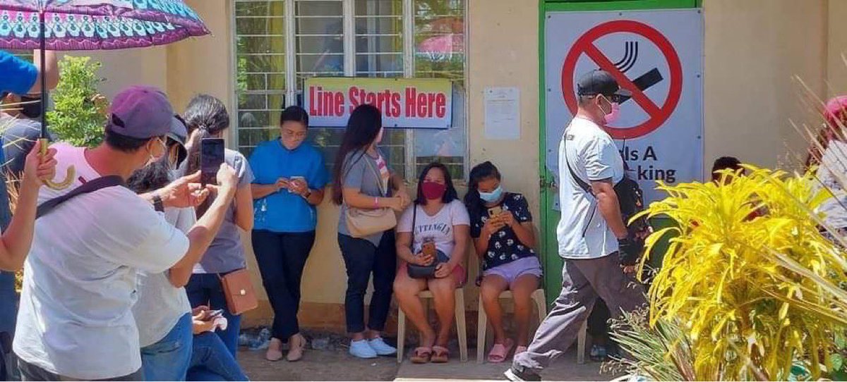 ChrisVillaluna's tweet photo. Avoided the VIP treatment &amp; fall in line just like us. A good example indeed. This is My president. 

#LeniRobredoForPresident 
#LeniKikoAllTheWay2022 https://t.co/Rcc9m0JkKw
