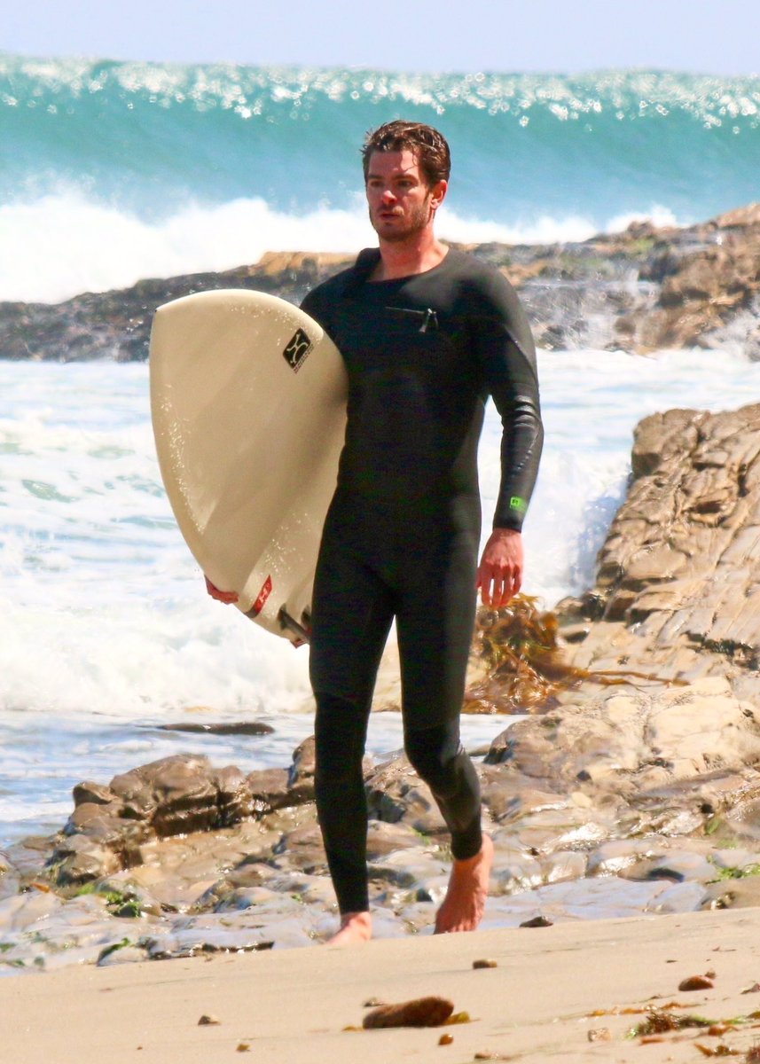 agarfieldphotos's tweet photo. NEW: Andrew Garfield surfing in Los Angeles over the weekend. 🏄‍♂️🌊 https://t.co/cjxk0kvxE3