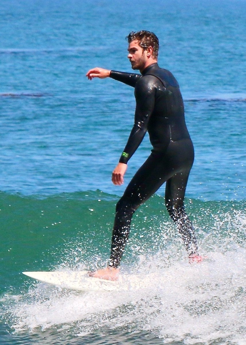 agarfieldphotos's tweet photo. NEW: Andrew Garfield surfing in Los Angeles over the weekend. 🏄‍♂️🌊 https://t.co/cjxk0kvxE3