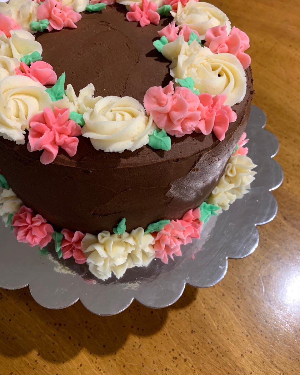 chefaudreyb's tweet photo. The 2nd #gluten-free cake this weekend was a Oreo-style chocolate cake with lots of different buttercream for Mother’s Day, which was rated as “ding dang delicious!” #celiac #TopChefJr https://t.co/72g8UC9cRn