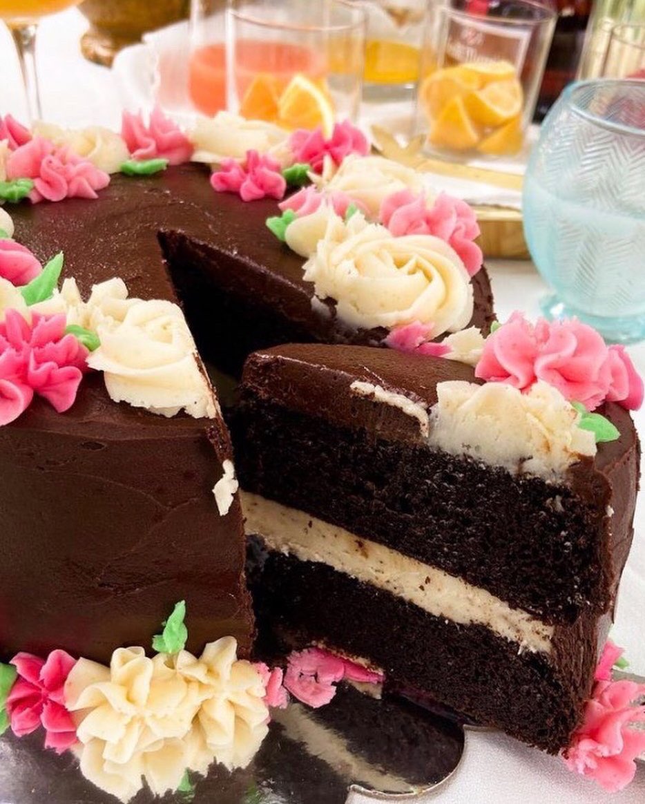 chefaudreyb's tweet photo. The 2nd #gluten-free cake this weekend was a Oreo-style chocolate cake with lots of different buttercream for Mother’s Day, which was rated as “ding dang delicious!” #celiac #TopChefJr https://t.co/72g8UC9cRn