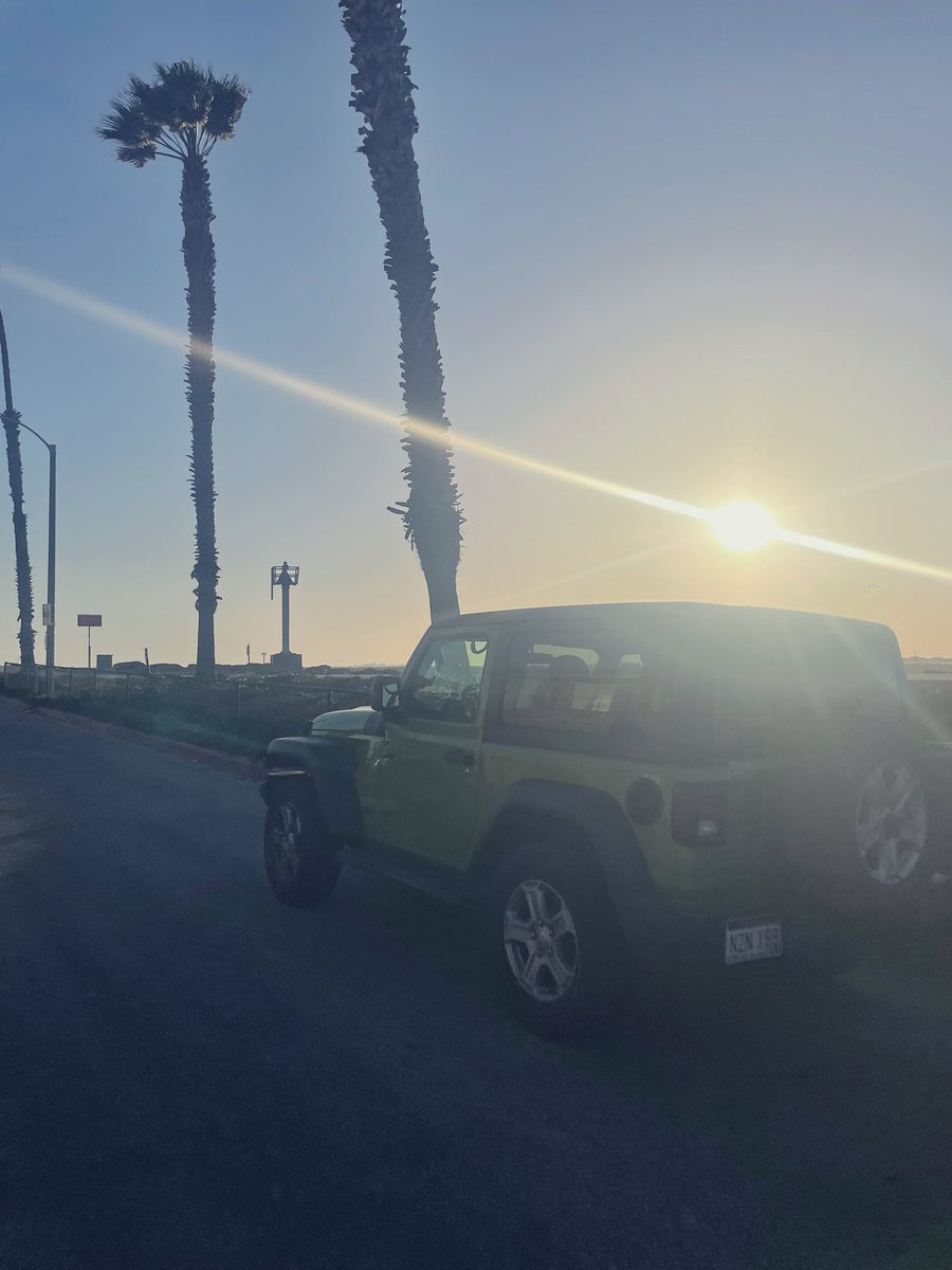 donaeosaurr's tweet photo. happiness is you, flowers, and beach sunsets https://t.co/bNSDdcu7R3