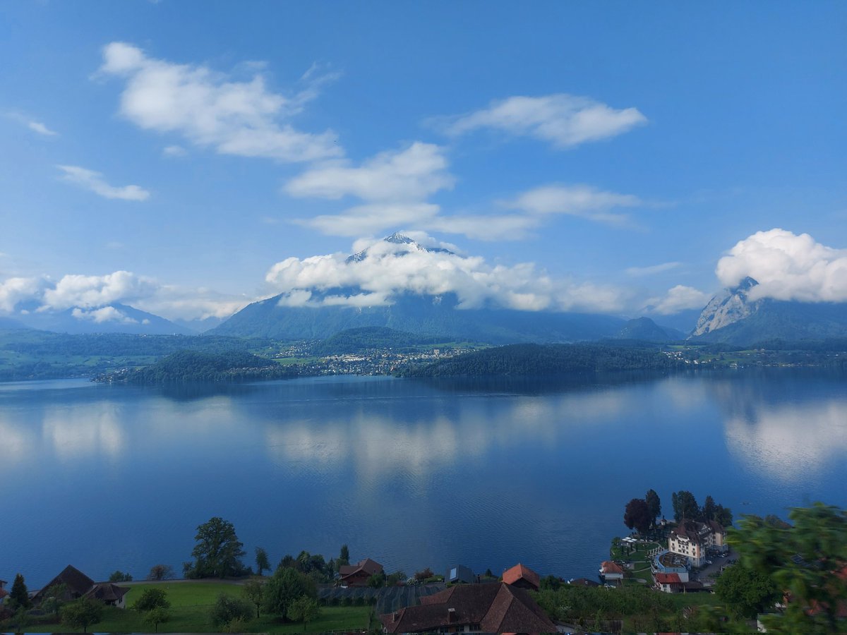 LorenzAmstutz's tweet photo. Hat der #Niesen einen Hut, wird das Wetter schön und gut. Hat der Niesen einen Kragen, darfst du es eben auch noch wagen. Hat er aber Mantel um und Degen, gibt es Sturmwind und Regen.
#Schweiz #Thunersee #BernerOberland https://t.co/Eb7fniZWSM