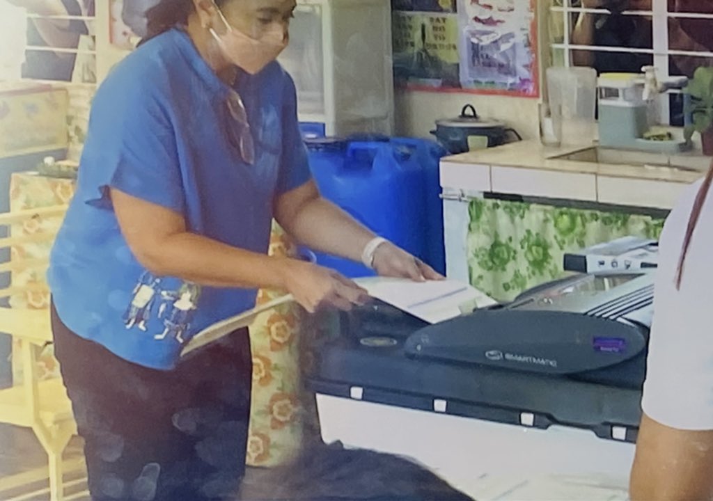 ABSCBNNews's tweet photo. VP Leni Robredo has cast her vote after almost 2 hours. 

“Masaya ako na tapos na ang campaign period, na nabigyan ako ng pagkakataon na gawin ang lahat ng pwedeng gawin na 'di nag-resort sa kahit anong 'di maganda. Pumunta ako dito na tahimik at panatag ang loob.” #Halalan2022 https://t.co/yh23vvPPV9