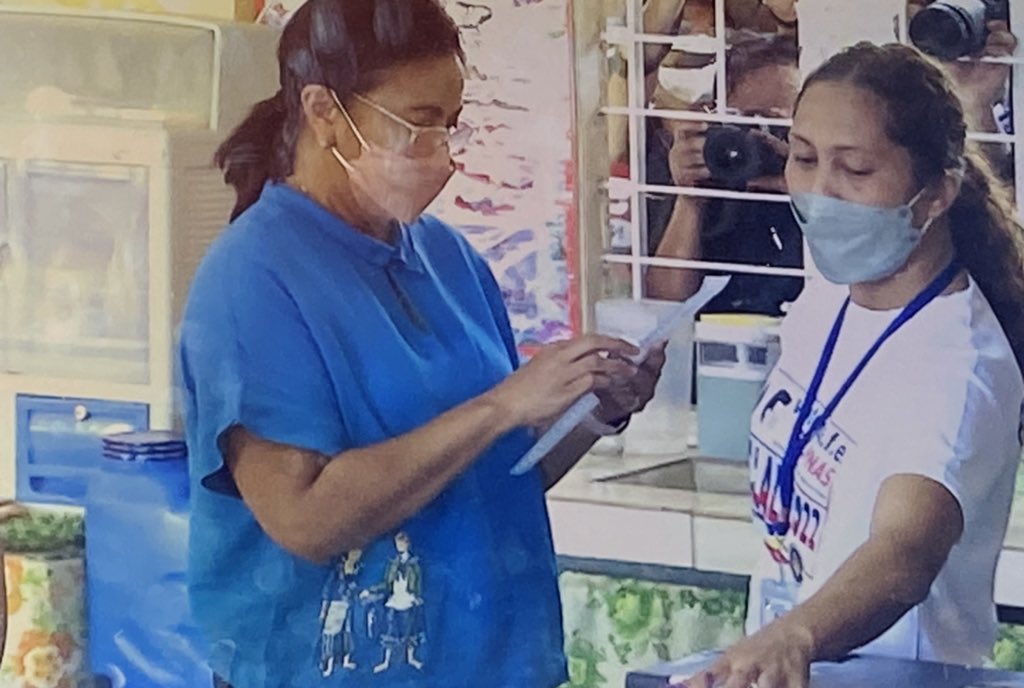 ABSCBNNews's tweet photo. VP Leni Robredo has cast her vote after almost 2 hours. 

“Masaya ako na tapos na ang campaign period, na nabigyan ako ng pagkakataon na gawin ang lahat ng pwedeng gawin na 'di nag-resort sa kahit anong 'di maganda. Pumunta ako dito na tahimik at panatag ang loob.” #Halalan2022 https://t.co/yh23vvPPV9