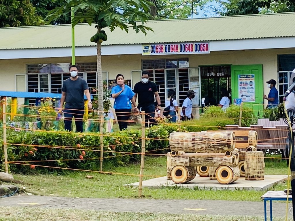 ABSCBNNews's tweet photo. VP Leni Robredo has cast her vote after almost 2 hours. 

“Masaya ako na tapos na ang campaign period, na nabigyan ako ng pagkakataon na gawin ang lahat ng pwedeng gawin na 'di nag-resort sa kahit anong 'di maganda. Pumunta ako dito na tahimik at panatag ang loob.” #Halalan2022 https://t.co/yh23vvPPV9