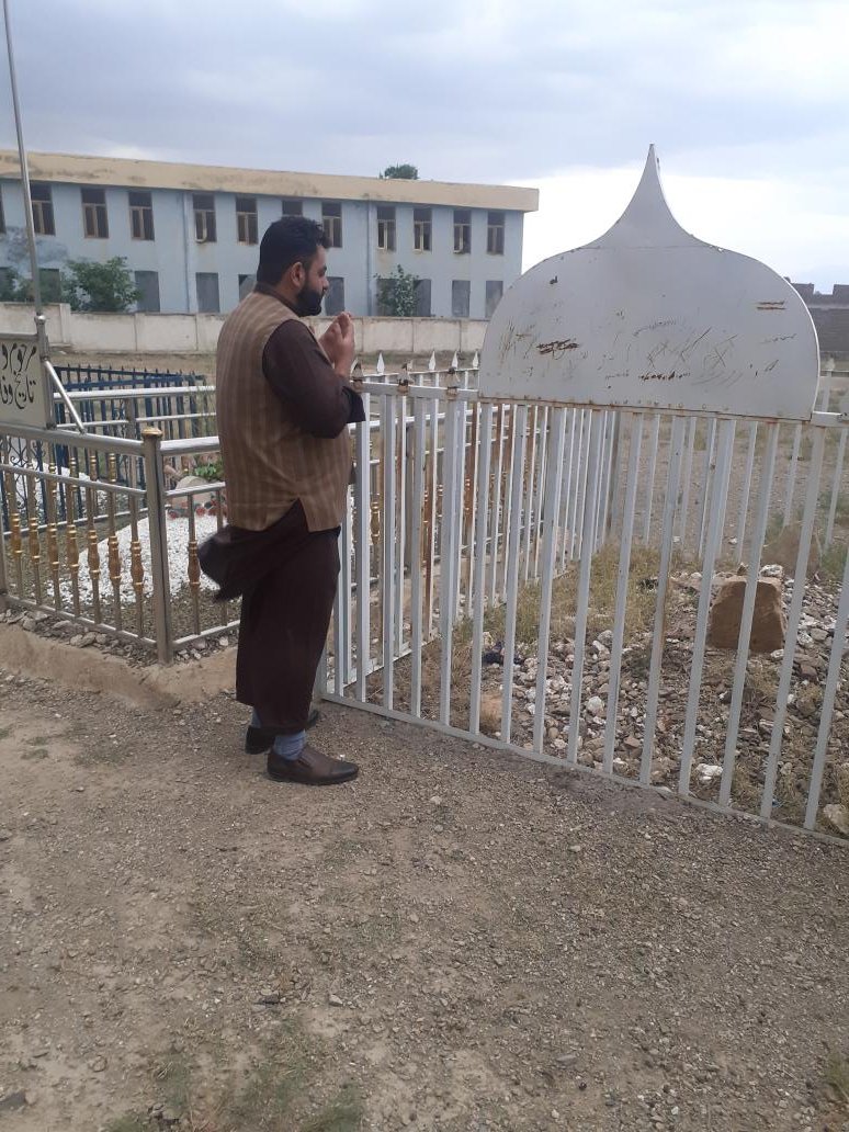 مور یې مړه وه،
نورو میرمنو غسل ورکاوه،
 او ورته یی وویل مالوچ راوړه،
زوی:مورې مالوچ دې چیرته ایښي دي!