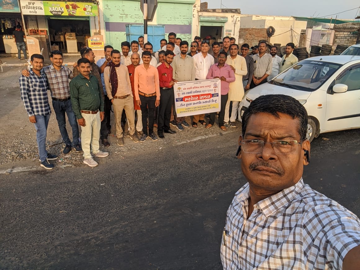 Nation is nourished by sweat &amp; blood of employees. Now decades of hard works of employees are going in vain by govt policies. By Govt decision old age of employees were handed over to stock market with 10% of earning nd benefiting corporates #RestoreOldpension
#NPS_QUIT_INDIA