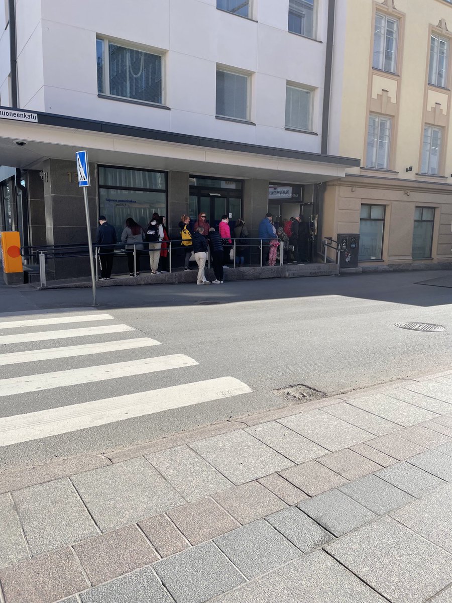 Marliisi's tweet photo. Passijono Oulussa. He ovat jonottaneet ulkona jo tunnin, eivätkä ole siis saaneet vielä edes vuoronumeroa. Ja numerolla pitää odottaa vielä tunteja. Ou jee.
#passi #jonotus #oulu https://t.co/6L9No9q6Zk