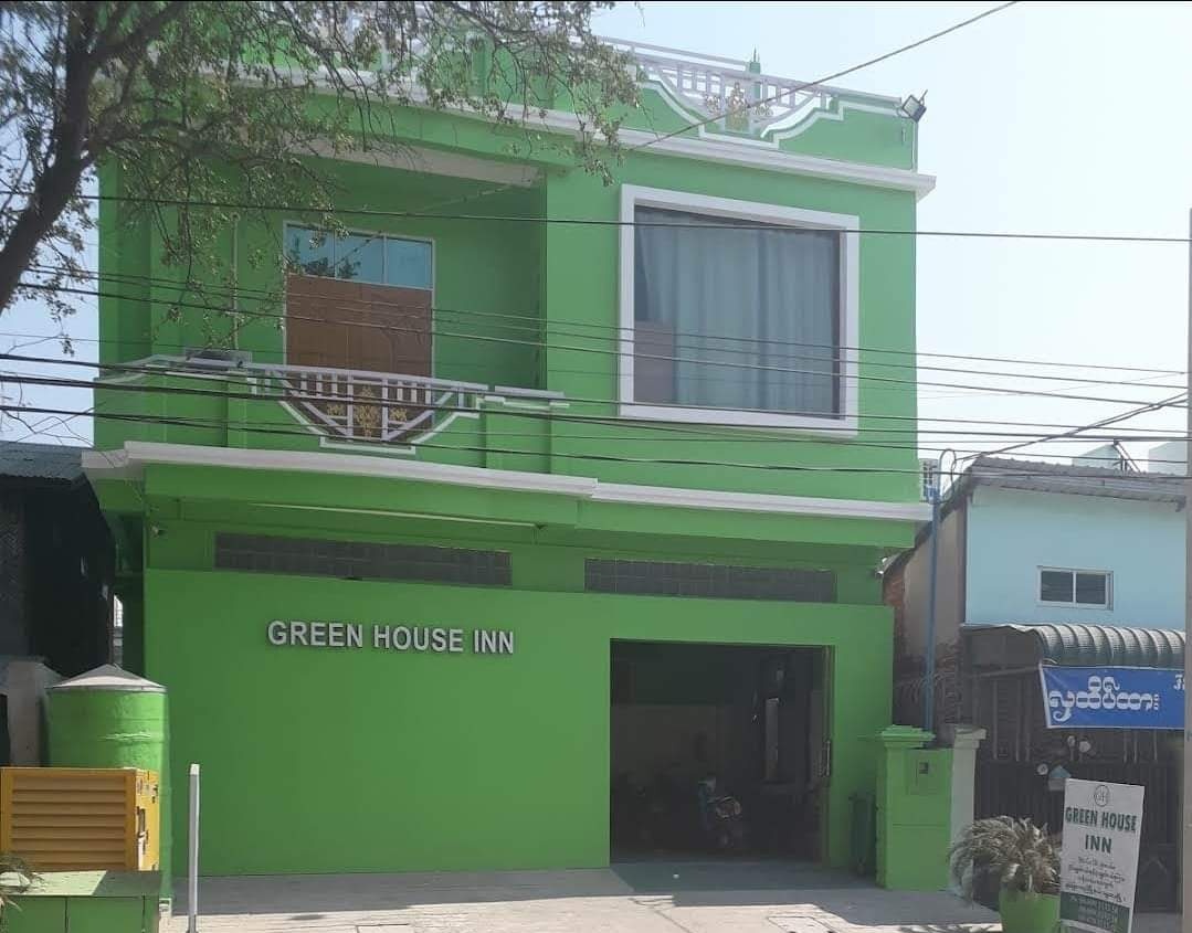 moe_rainyy's tweet photo. In Mandalay's Kantharyar Wd, 58th (108th x 109th) St: #MyanmarMilitaryTerrorists raided Green House Inn and brutally shot killed 3 youths [2M &amp; 1F]. One was beaten and abducted.  #2022May9Coup #CrimesAgainstHumanity #WhatsHappeningInMyanmar https://t.co/XAJnQ6A2Fw