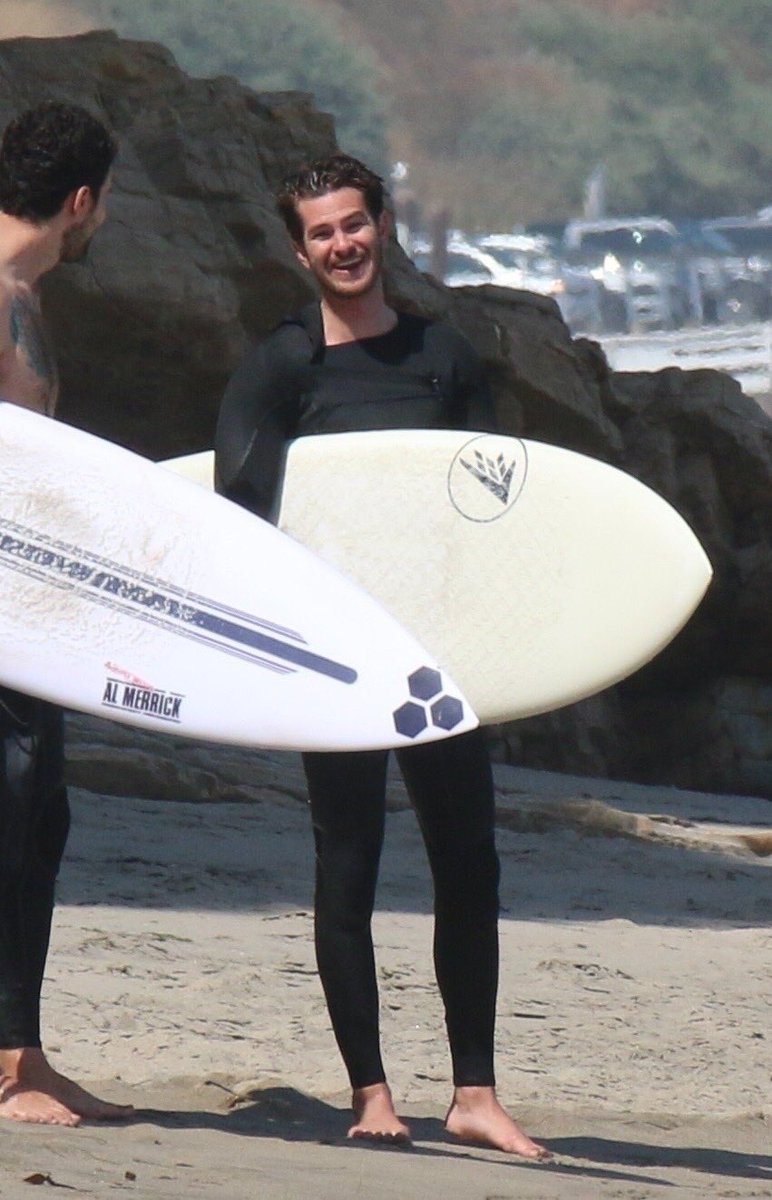 agarfieldphotos's tweet photo. His face 😂 Andrew Garfield surfing in Los Angeles over the weekend. https://t.co/NUFBxoZZLo