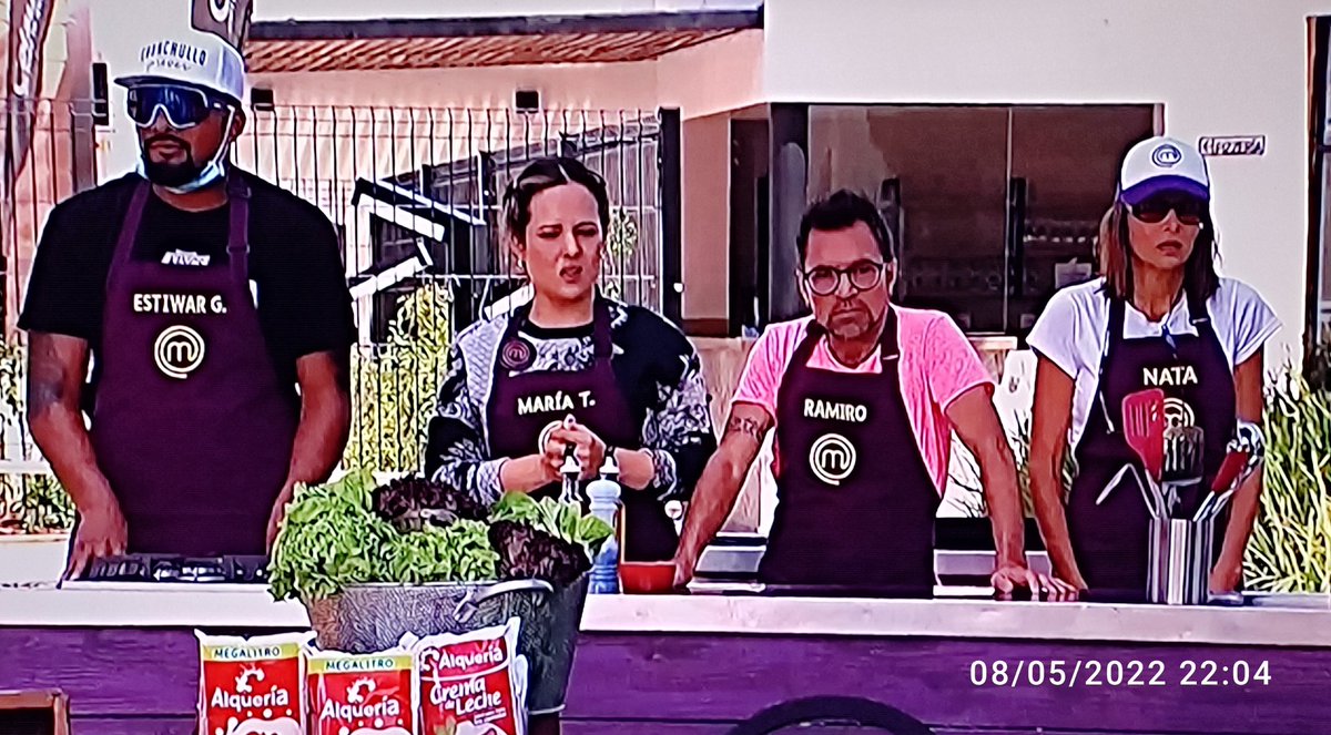 Syl_Roman's tweet photo. Aun con sus caritas de preocupación, le voy al equipo morado!!  #EstiwarG, #MariaT, #Nata y por supuesto,  @RAMIROMENESES... Y 🤞🥰😂 #MasterChefCelebritycolombia #MasterChefColombia #MasterChef https://t.co/LGcuIfHwVK