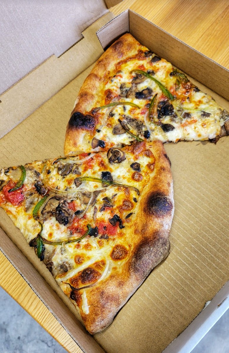 EdOshiro's tweet photo. GRAB and GO from @iliili_cash_carry - Mahalos Mr. Briceno #pizza #hoagies #beer #wine #supportsmallbusiness #supportlocal #eats 🤙#McCully #Moiliili https://t.co/qqlAgS6pPt