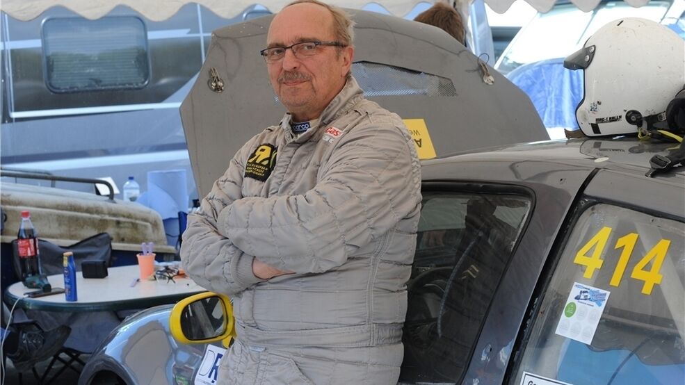 TAGEBLATTonline's tweet photo. Altmeister rast auf dem Estering tiefenentspannt aufs Podium #estering #buxtehude #rallycross https://t.co/XUEo2bTfdG https://t.co/CHYmjTlOg2