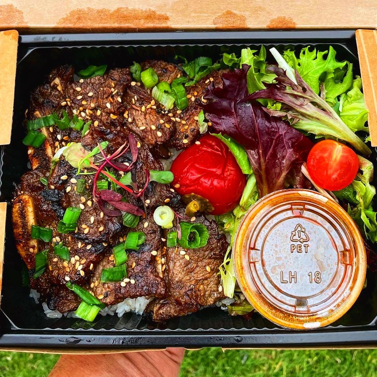 Chef_Jay's tweet photo. After wishing my mom a #HappyMothersDay…

I ordered the “Breathtaking Beef Galbi” (Short Rib), Korean soy marinated #BeefShortRib served over rice with salad.

Did you know that you can make #Manduyo #dumplings at home? 

#sangabriel #blossommarkethall #inthe626 https://t.co/va0JNlkXbV