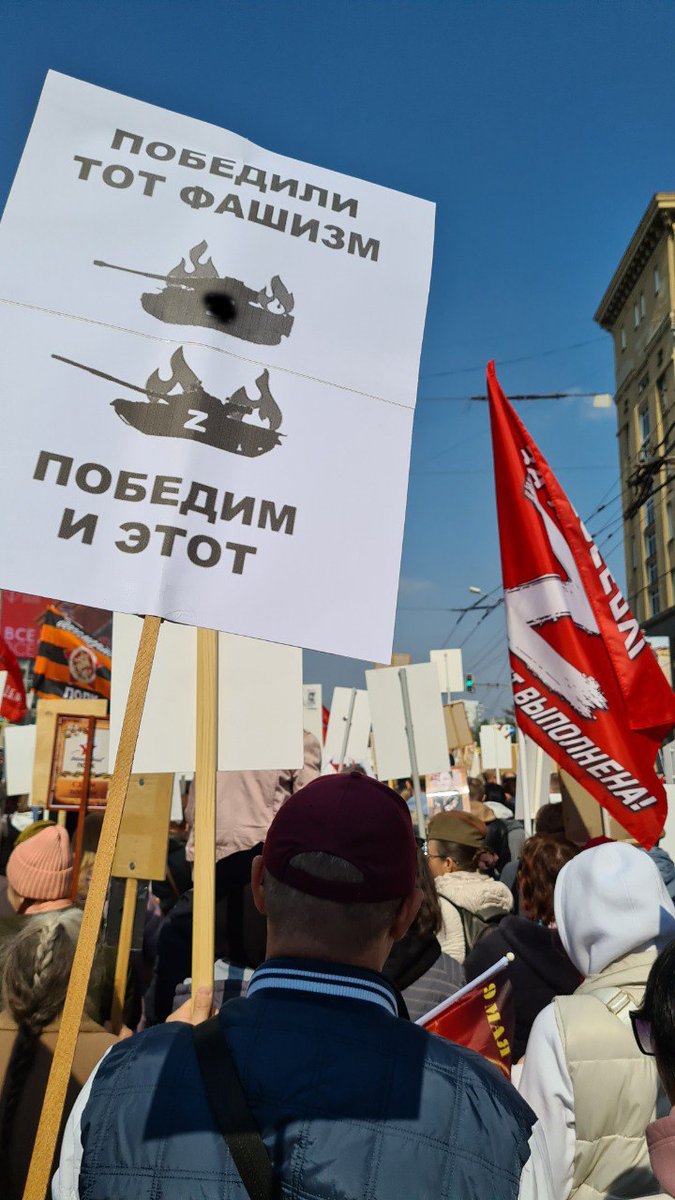 В Новосибирске на акции «Бессмертный полк» задержан Владимир Салтевский, который пришел с фотографией «рядового Петра Федоровича Салтевского», изображенного закрывающим лицо рукой. «Мне стыдно за вас, внуки», - было написано на фото.

Его сдали полиции

tayga.info/177458