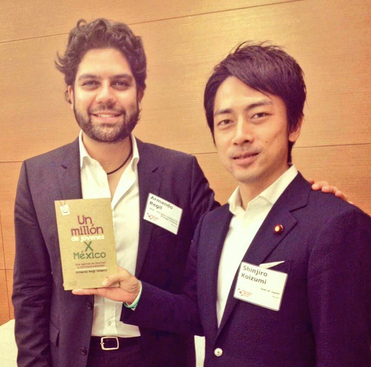 armando_regil's tweet photo. Me encontré esta foto, hace varios años en Singapur c/@shinjirokoiz a quien admiro mucho

Era el miembro +joven en la Cámara de Representantes de Japón

Hijo del ex Primer Ministro Junichiro Koizumi, fue Ministro de Medio Ambiente y de nuevo representante

Le regalé mi 2do libro! https://t.co/lrjV8Wlvb8