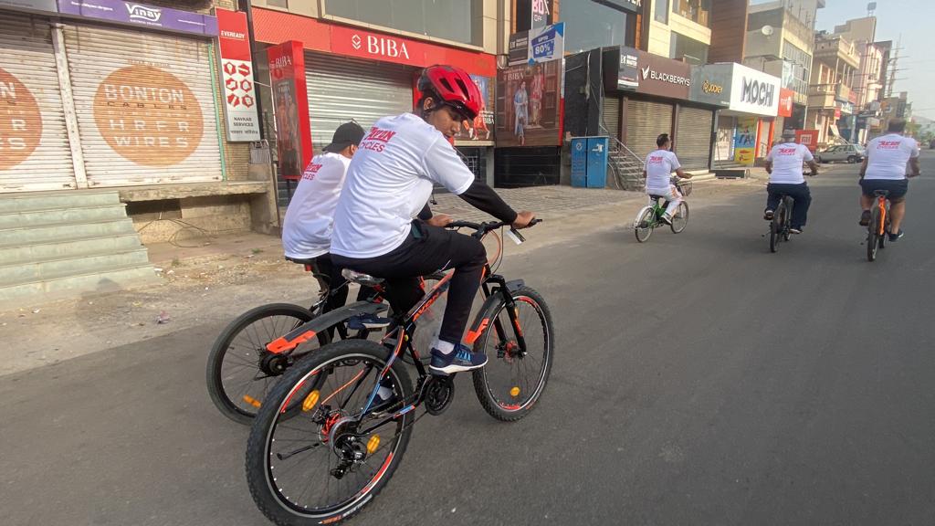AvonCyclesIndia's tweet photo. Avon Sunday is Funday.
We thank Mr. Lalit Nagrani of M/s. M.P.Nanikram &amp; Co Ajmer for organising Sunday Ajmer Ride.
To know more about Avon Cycle, visit:
https://t.co/yP90wmZd8o
 #Avon #cycles  #AvonRide #RideTheFuture #SundayRide https://t.co/uvzISMdQmj