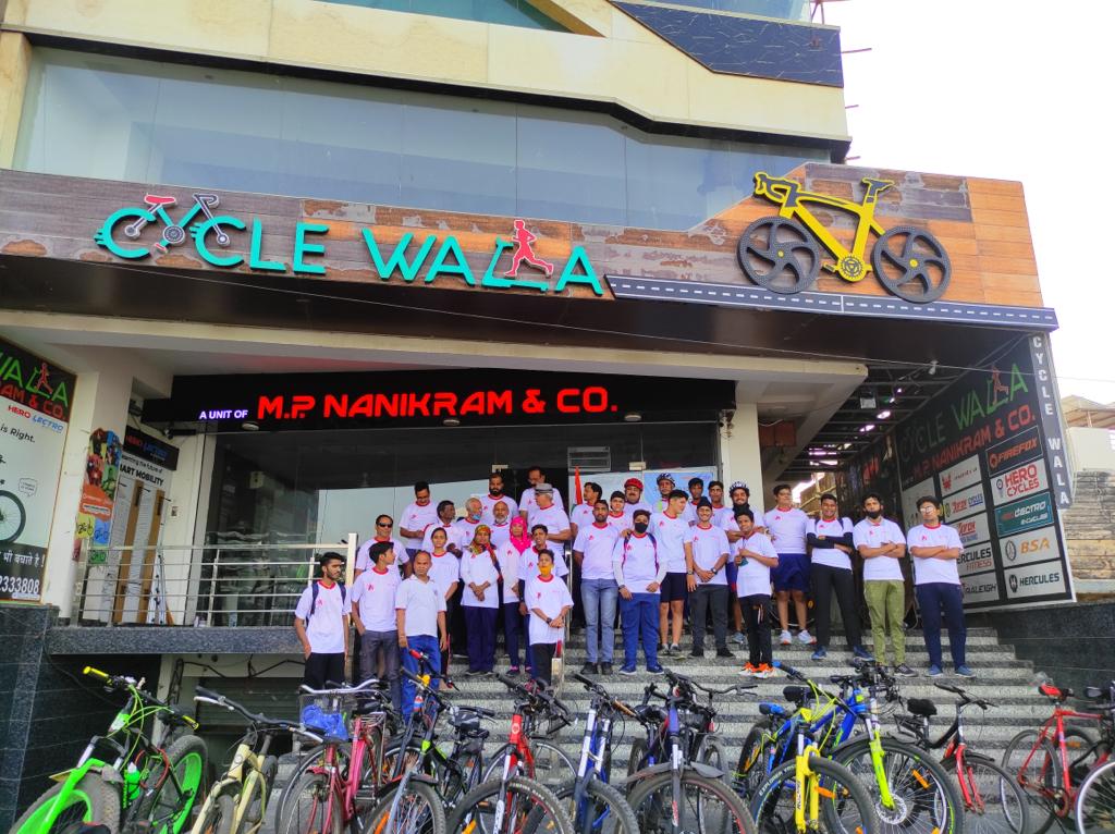 AvonCyclesIndia's tweet photo. Avon Sunday is Funday.
We thank Mr. Lalit Nagrani of M/s. M.P.Nanikram &amp; Co Ajmer for organising Sunday Ajmer Ride.
To know more about Avon Cycle, visit:
https://t.co/yP90wmZd8o
 #Avon #cycles  #AvonRide #RideTheFuture #SundayRide https://t.co/uvzISMdQmj