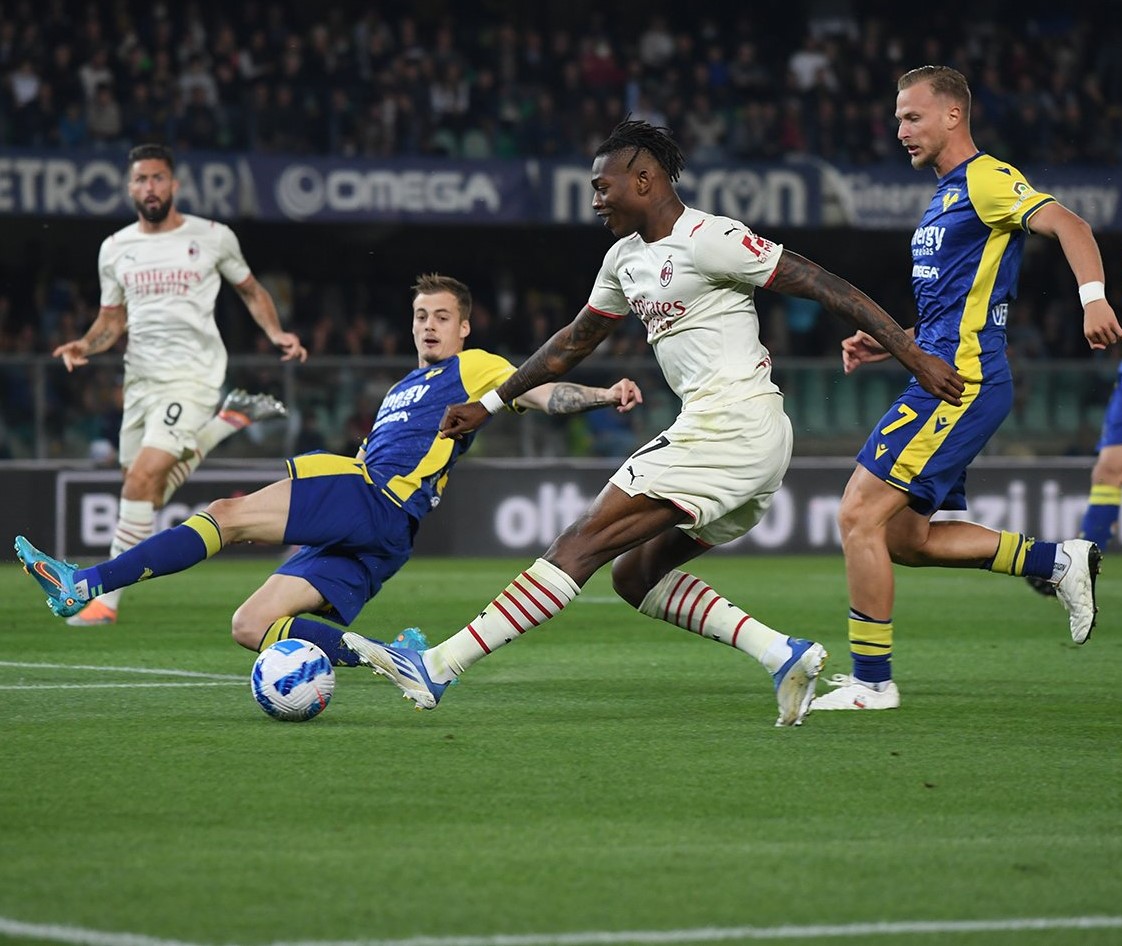 SavageFootballl's tweet photo. Hellas Verona v Milan jadi laga yg menarik dengan beberapa skema serangan dari kedua tim yg menarik untuk dibedah. Set play dari Verona dan kemampuan Milan maksimalkan kemampuan individu Leao sangat layak dibahas. Here we go!

Big thanks untuk RT &amp; likenya. https://t.co/omcuWiMn5H