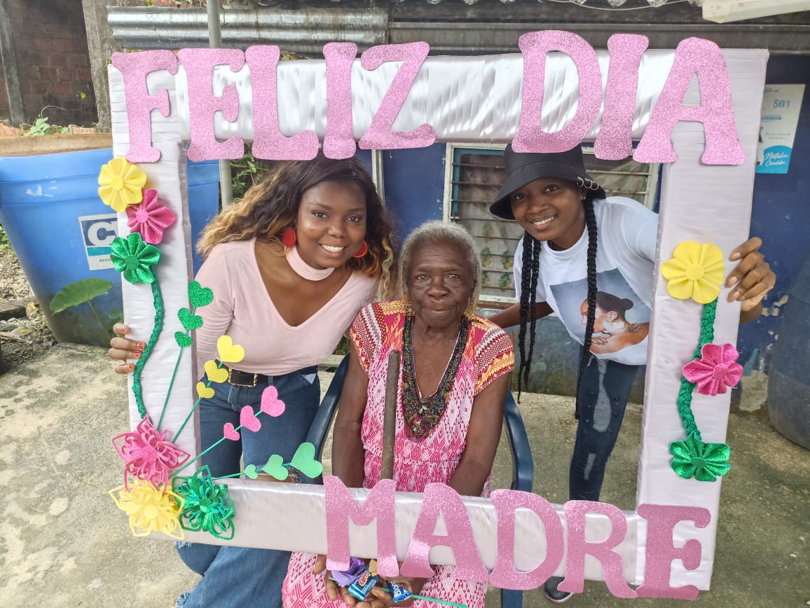 DarlingYoa09's tweet photo. Feliz día de las madres. Llevando una sonrisa a nuestros territorios @NataliaCA26 #mayoras https://t.co/2KZk6btbe9