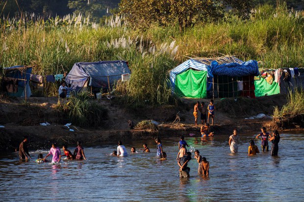 moe_rainyy's tweet photo. The Thai army destroyed a footbridge in March that had been used by refugees fleeing attacks in eastern Myanmar, the group @FortifyRights alleged this week.  #2022May9Coup #HelpMyanmarIDPs #WhatsHappeningInMyanmar https://t.co/rHpKRTM4KI