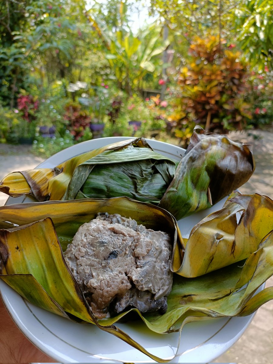 salimafillah's tweet photo. Di daerah antara pengaliran Kali Progo dan Kali Bogowonto; daerah medan terdahsyat Perang Jawa di paruh kedua (1828-1830), belumlah lebaran tanpa BESENGEK TEMPE BENGUK. Terkenang Allaahuyarham Mas @nukman yang juga penyuka kudapan ini. Lahul faatihah... 😭 https://t.co/oYlqkmzSCH