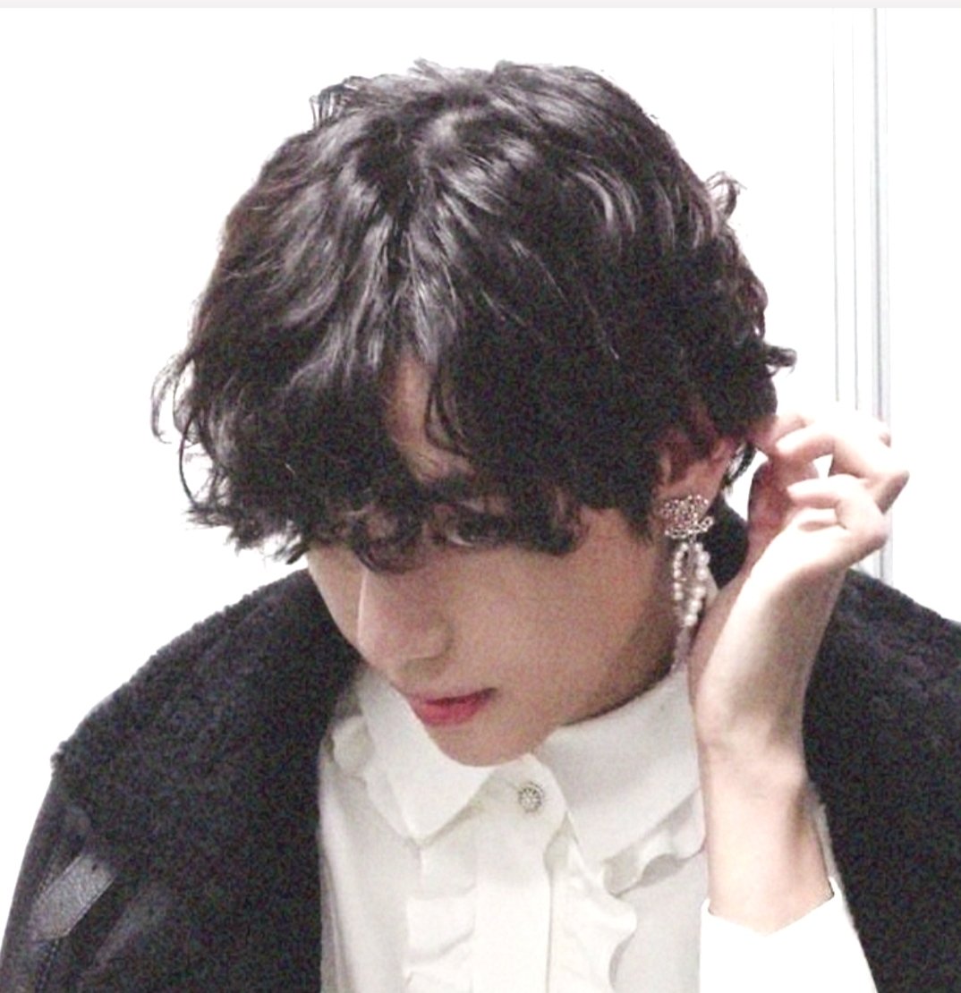 fairygukvi's tweet photo. taekook au [kookv]

; pasmaats

Taehyung lelah—kenapa semua orang menyudutkannya seolah-olah ia adalah sumber masalah? tidakkah mereka melihat bahwa Taehyung juga korban dalam perjodohan ini. https://t.co/3apNXIIcwx